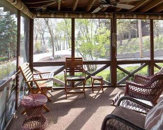 Classic cabin/cottage with big screen porch, stone fireplace, knotty pine walls. - Cambridge - Balcón