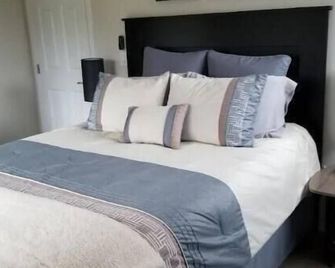 South Fork River Retreat - Close to Downtown - North Bend - Bedroom