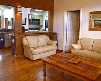 Flying L Ranch Resort - Bandera - Living room