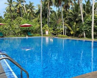 Nilawin Hotels & Resorts - Chilaw - Piscina