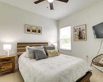 Bright, Pet-Friendly Home 16 Mi to Downtown Ocala - Belleview - Habitación