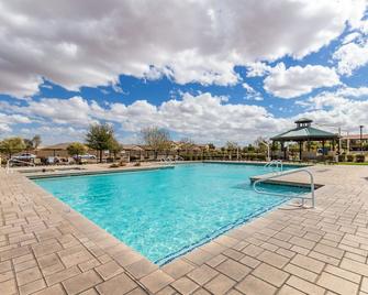 Perfect getaway for up to 6 people! 3 Heated Community Pools & Tennis court! - San Tan Valley - Pool