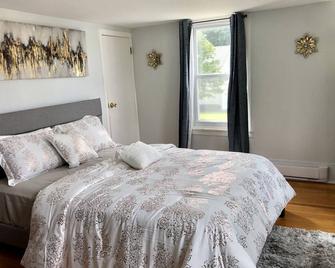 Beautiful & Cozy 2 Br/ 2beds/ Netflix/Alexa/Roku. - Shrewsbury - Bedroom