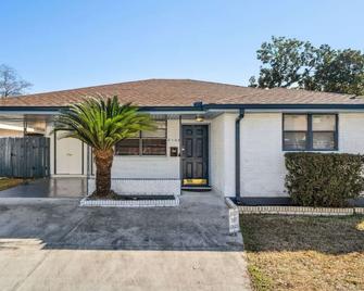 Nola (2bd) Vacation Hub - Metairie - Building