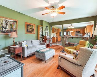 Peaceful Countryside Retreat w/ Yard in Frenchtown - Frenchtown - Sala de estar