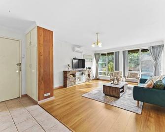 Retro Retreat - Mornington - Mornington - Living room