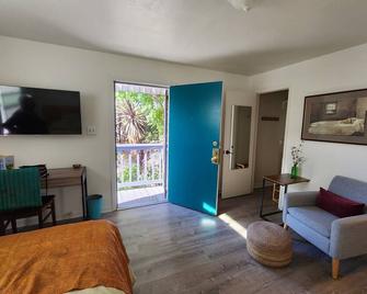 Charming bungalow in San Leandro w/WiFi, near BART, downtown, hospitals & more! - San Leandro - Living room