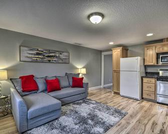 Chic Battle Ground Apartment about 18 Mi to Vancouver! - Battle Ground - Living room