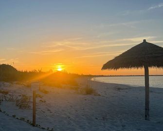 3-bdrm 2 bathrm Beach Villa w charming screened porch in beautiful Treasure Cay - Treasure Cay - Beach