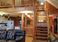 Log Cabin located minutes from Missouri River, airport, I-90 and downtown. - Chamberlain - Living room