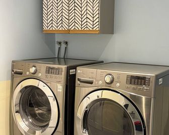 Fully Furnished, Crew-Friendly 4br, 2 Living Areas, Free Parking, Corporate Housing - Thompson - Laundry facility