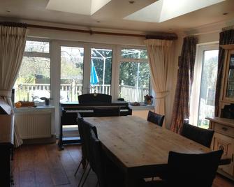 Spacious 5 bed family house, large garden, walk to train station and shops. wifi - West Wickham - Dining room