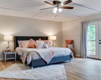 Brand New Farmhouse Style Listing with views of the beautiful Spring River! - Mammoth Spring - Bedroom