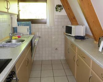 Spitzdachferienhaus mit Schwedenofen und Garten - Damp - Küche