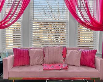 Barbie's Dreamhouse - Sleeps 6 Near Botanical Gardens & Tower Grove Park - San Luis - Sala de estar