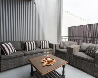 Mountain Views on Main Street - Methven - Living room