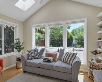 Cozy Lilly Cottage in Salem - Salem - Living room