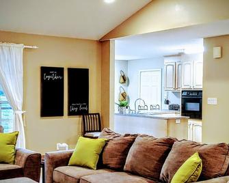 Quiet Country Home located around several popular areas. No Pets or Animals - Kings Mountain - Living room