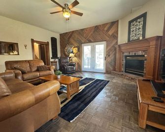 1893 Victorian House- beautiful historic home near the Royal Gorge - Florence - Sala de estar