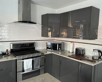 One bedroom with modern kitchen, balcony with water view - Greenwich - Kitchen