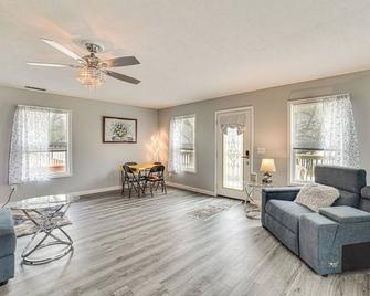 Cozy Illinois Retreat with Home Gym and River Views! - Chillicothe - Living room
