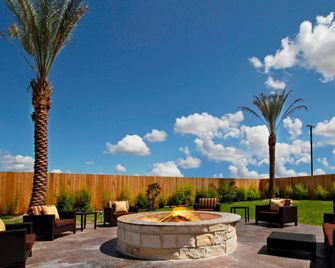 Courtyard by Marriott Victoria - Victoria - Patio