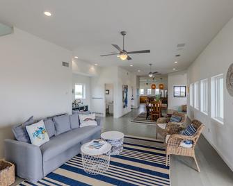 512 Beach House - Ocean Views From Every Room In This Modern Beachfront Home - Matagorda - Living room