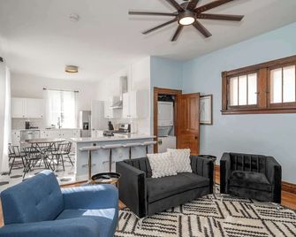 The Historic John H Dickman House - Covington - Living room