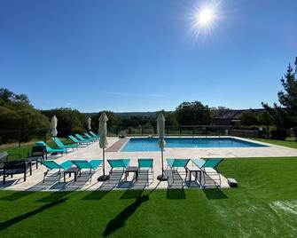 Superb 4 Bedroom House, sleeping up to 6 Adults and 4 Children, fully equipped. - Saint-Pierre-de-Frugie - Piscina
