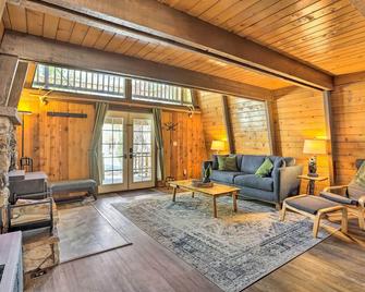 Pet-Friendly Cottage, Walk From Big Bear Village! - Big Bear Lake - Living room