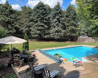 Royal Oaks Retreat w/ Keyless Entry & Pool Access - Shoreview - Pool