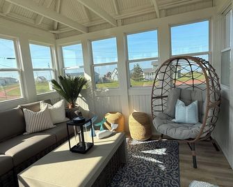 Newly Renovated 4-bedroom Cottage with AC, 4 Minute Walk To The Beach! - Kensington - Sala de estar