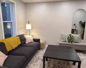 Charming Oasis Retreat - Port Dover - Sala de estar