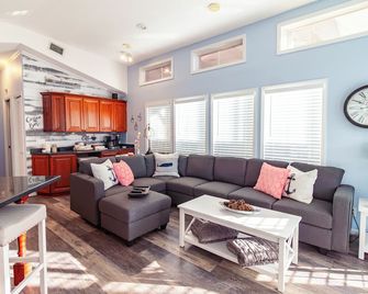 5-Star/2-BR Boathouse Fully Remodeled-Directly on the Flint River w/Amazing Deck - Bainbridge - Sala de estar