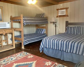 Comfortable Quiet Cabin 8 miles outside of Carrizo Springs - Carrizo Springs - Bedroom