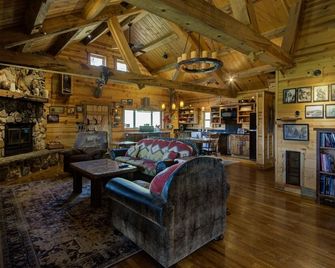 Beautiful Custom Timber Frame Cabin in Beautiful Spring Creek Canyon! - Rapid City - Living room