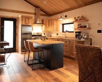 Private Off Grid Chalet Nestled in Nature With Waterfront Access Near Algonquin Park - Barry's Bay - Cocina