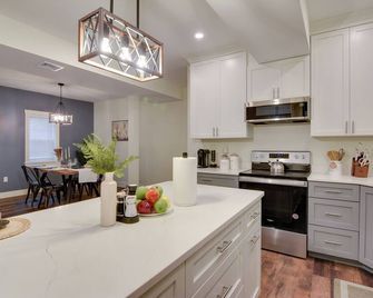 ‘Old Town Rodney Suites’ Apt: Steps to Lititz Park - Lititz - Kitchen