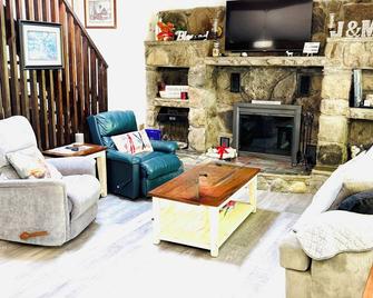 3+ -bedroom chalet with loft just 10 minutes from Magic, 15 minutes to Stratton - West Townshend - Living room