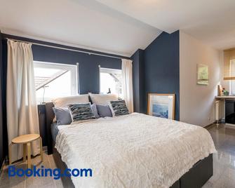 Auszeit - Art & Design Ferienapartment - Bad Endbach - Bedroom