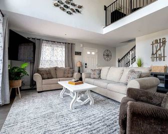 Serenity on the Cove - Dundalk - Living room