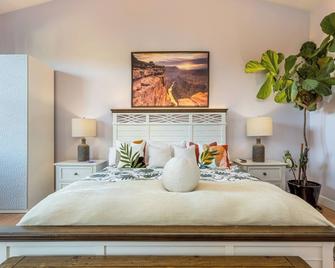 Oakland Hills Home: Artistic, Spacious, with Views, Home Office, and Gym - Oakland - Bedroom