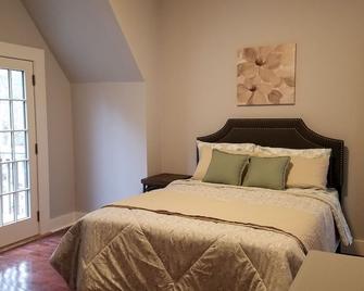 Get ready for Summer! Beach, fish, surf, Kennebunkport & UNE, Portland - Biddeford - Bedroom
