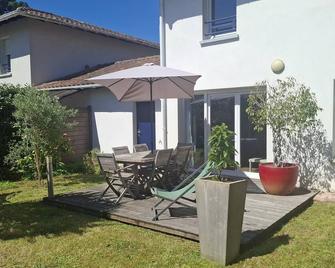 Le Brigantin, villa mitoyenne de 68m2 avec terrasse, jardinet et petit garage - Capbreton - Terasa