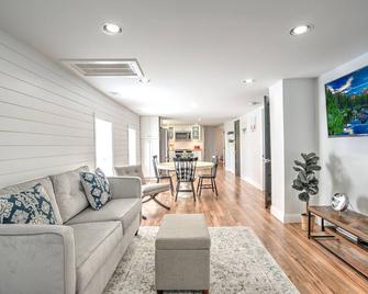 2unitmodernfarmhouse Sleeps13 - Lancaster - Living room