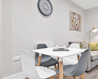 01 - Crown Place 2 Bedroom Luxury Apartment - Shepperton - Restaurant