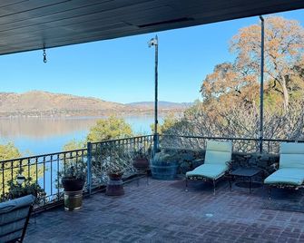 Lake House - 3 bedrooms house with WiFi and AC in serene Lower Lake - Lower Lake - Balcony