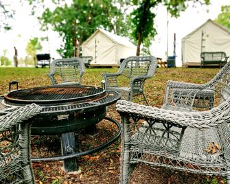 Amazing Glamping Vacation in Texas: Charming Safari Tent by the San Marcos River near Kingsbury - Kingsbury - Patio