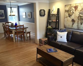 Perfect Location In The Heart Of History - Annapolis - Living room
