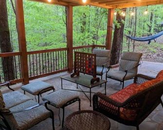3bd 2ba Sleeps 9 Private Lot. Golfcart To Lake, Swimming Pool, Weight Room. - Tallassee - Patio
